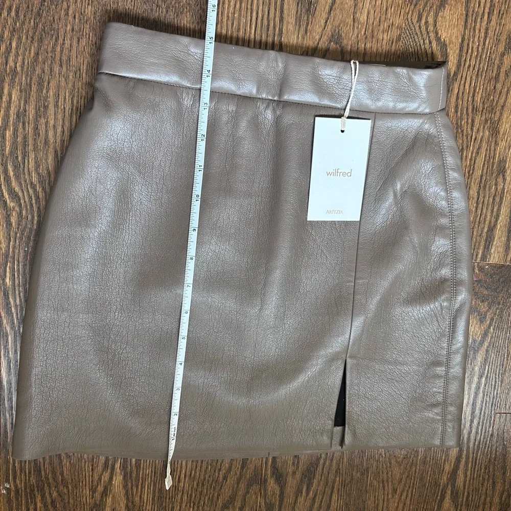WILFRED ARITZIA Vegan Faux Leather Patio Mini Skirt
Light brown - Picture 9 of 13